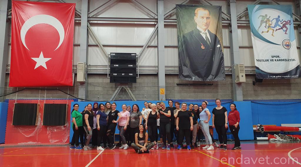 kirmizi-zeminli-spor-salonu-turk-bayragi-ataturk-posteri-zumba-ekibi-ve-egitmeni